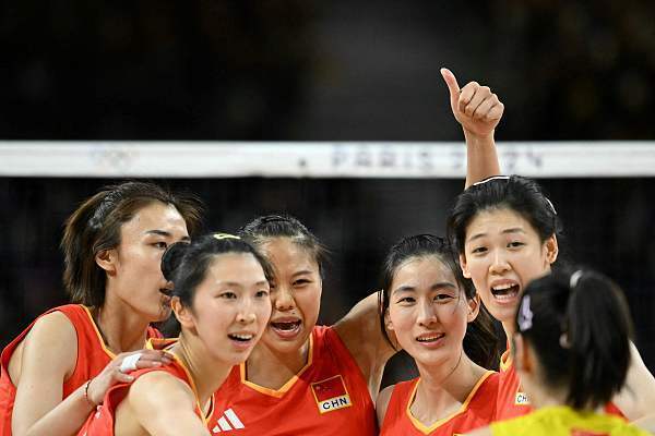 马龙在比赛中受伤退赛，中国女排主帅表示担忧